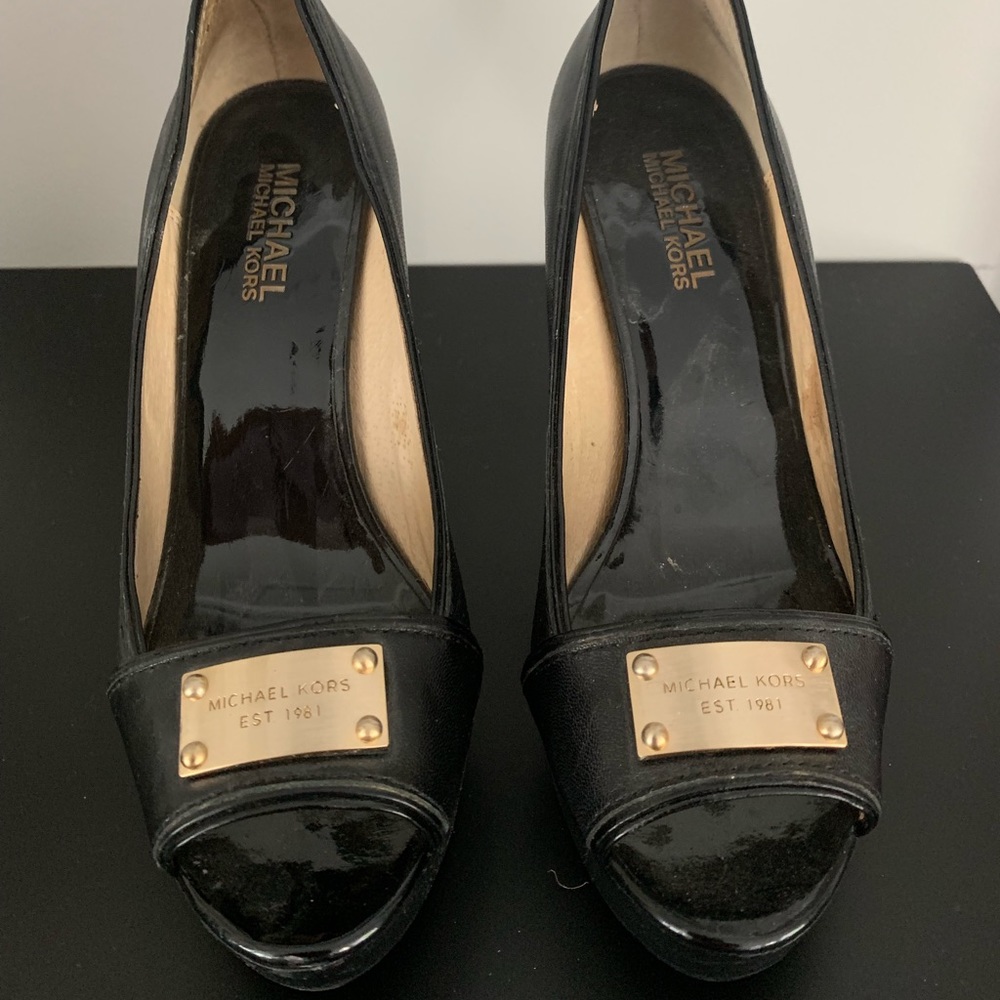 Michael Kors leather and gold pumps